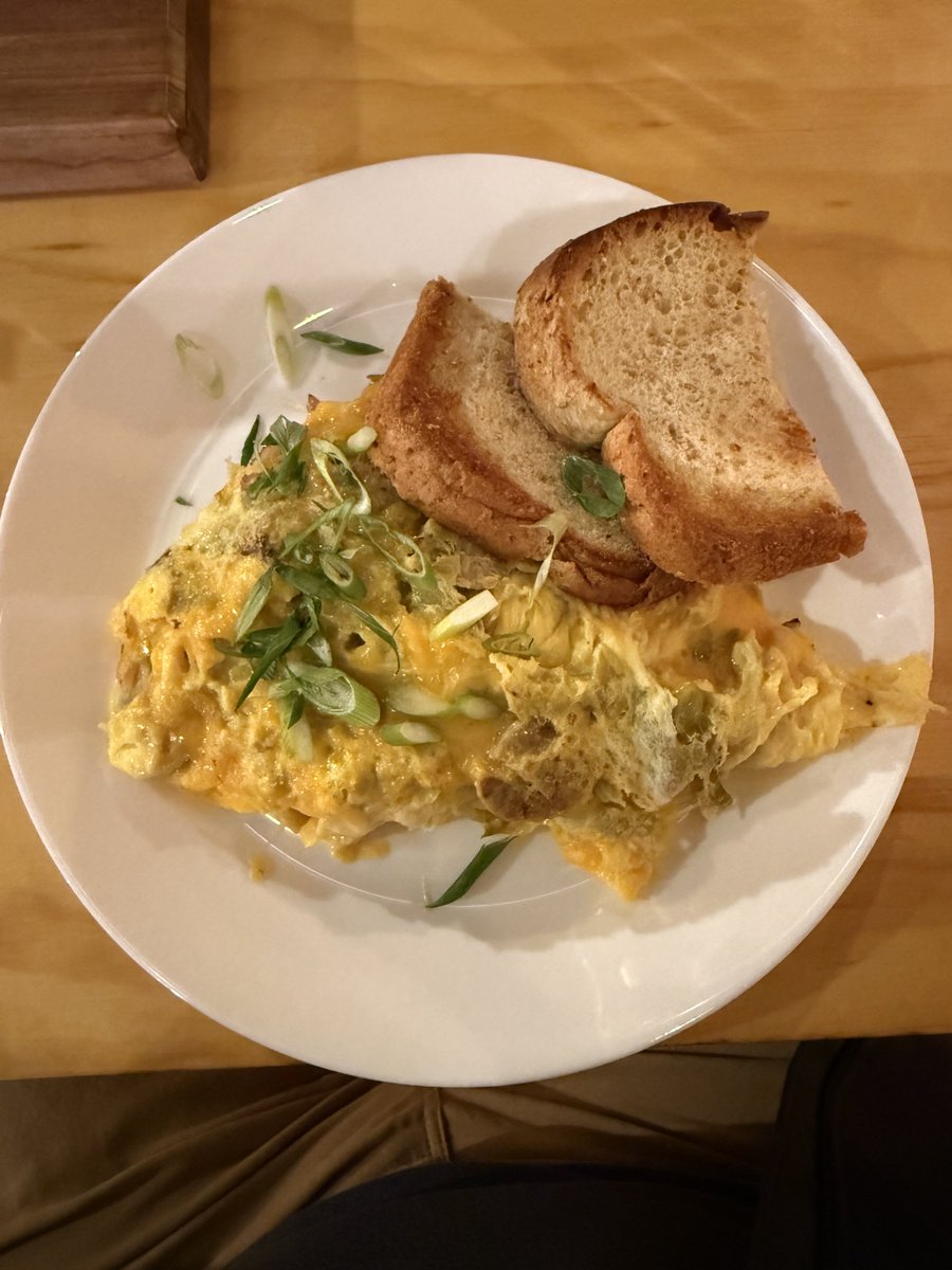 astrojoe888's tweet image. Breakfast in Trinidad, CO.  Green Chile Scramble paired with a Two Hearts IPA by ⁦@BellsBrewery⁩ #CraftBeer #EveryDayIsACelebration