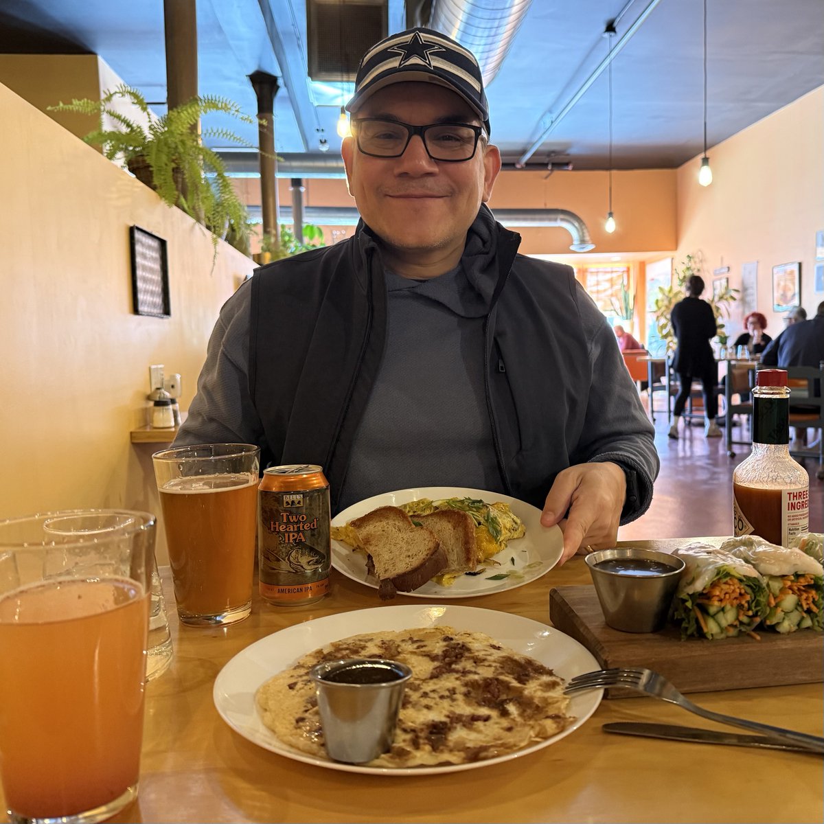 astrojoe888's tweet image. Breakfast in Trinidad, CO.  Green Chile Scramble paired with a Two Hearts IPA by ⁦@BellsBrewery⁩ #CraftBeer #EveryDayIsACelebration