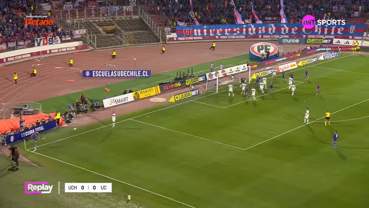 Nissin_Alvo_R's tweet image. ⚽️ La jugada de gol terrible la #UC porque una de sus fortalezas eran los balones detenidos y le anotaron x este medio. 
🏴‍☠️La marca es en zona y el gol nace tras el cabezazo de Barrera quien entra sin marca alguna para que luego Lucero se reincorpore y marque #loscruzados