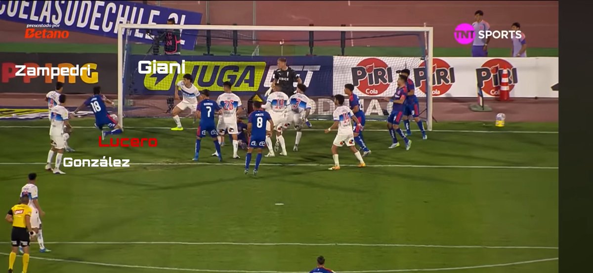 Nissin_Alvo_R's tweet image. ⚽️ La jugada de gol terrible la #UC porque una de sus fortalezas eran los balones detenidos y le anotaron x este medio. 
🏴‍☠️La marca es en zona y el gol nace tras el cabezazo de Barrera quien entra sin marca alguna para que luego Lucero se reincorpore y marque #loscruzados