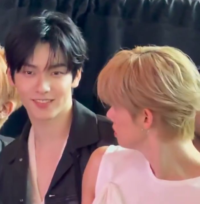 well well well...is that a jealous cat that i am seeing?