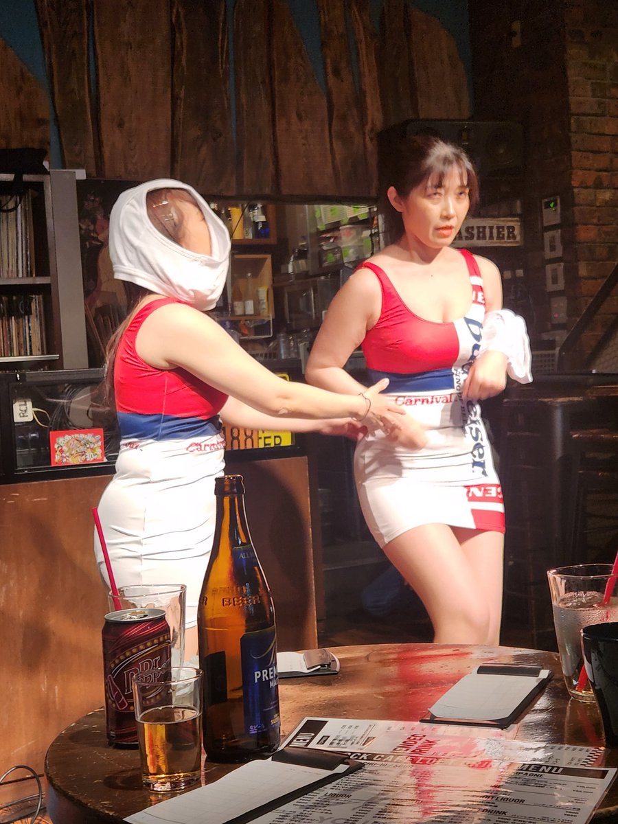 今日は暑いですねー、とか言いながらバドガール姿になるわけだが、バドワイザーと言えば、わたせせいぞう先生の漫画のイメージが強い。あのポップでキャッチーな雰囲気をこんな風にしてしまうとは、平成バブル、素敵だと思った。#平成バブル