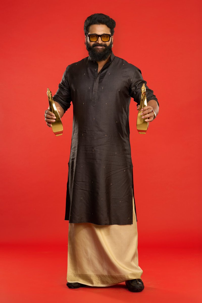 shetty_rishab's tweet image. #INCA ಗೌರವಕ್ಕೆ ಧನ್ಯವಾದಗಳು. ಉತ್ತಮ ನಟ, ನಿರ್ದೇಶಕ ಹಾಗೂ ಉತ್ತಮ ಚಲನಚಿತ್ರ ಸೇರಿ ಕಾಂತಾರಕ್ಕೆ ಒಟ್ಟು 7 ಪ್ರಶಸ್ತಿಗಳ ಸಂಭ್ರಮ!
Heartfelt thanks to #INCA for this incredible honor! Grateful beyond words to receive Best Actor, Best Director, and Best Movie awards. A truly special moment to cherish.