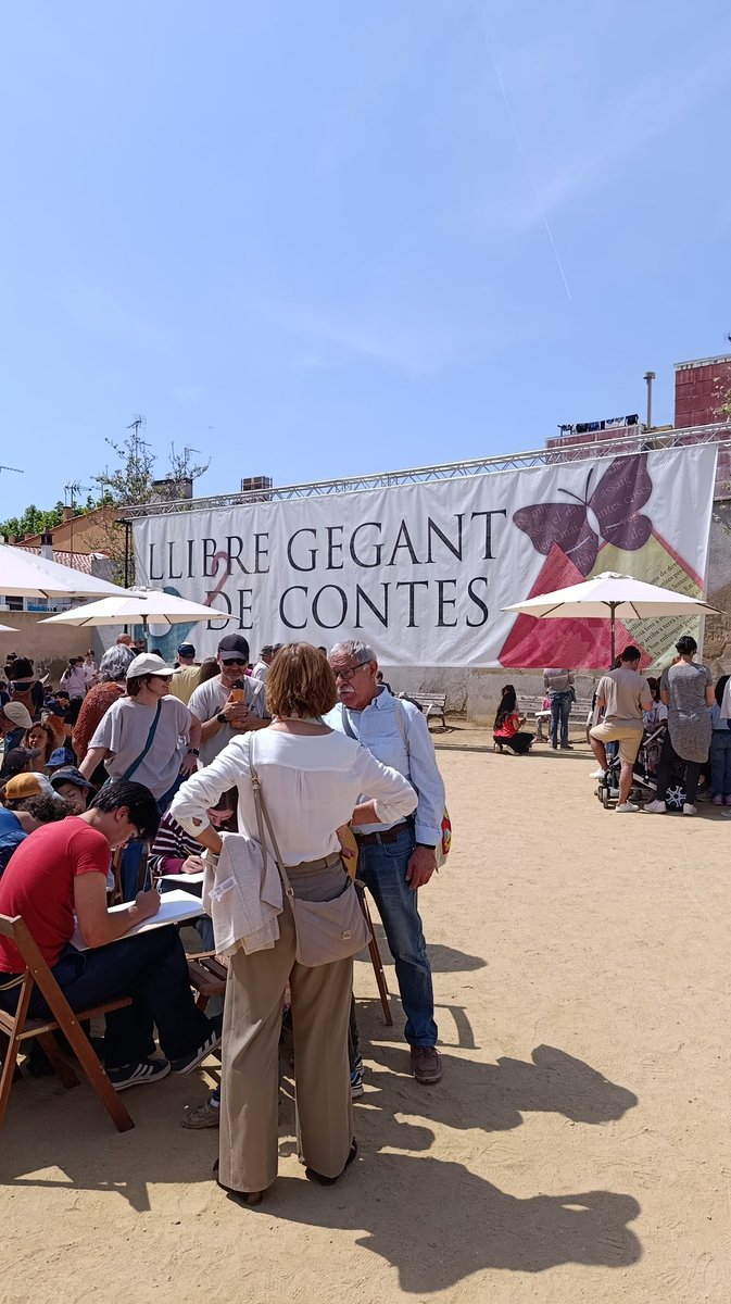 ercmataro's tweet photo. 50 anys del Llibre de Contes Gegant de la Ciutat! Un acte únic a Catalunya i que Mataró ha sabut preservar. 

La mainada, i no tant, escriu un conte i un il•lustrador en fa la part gràfica. Gràcies per la vostra participació i tantes noves incorporacions al llarg dels anys! https://t.co/jWagK2IC6S