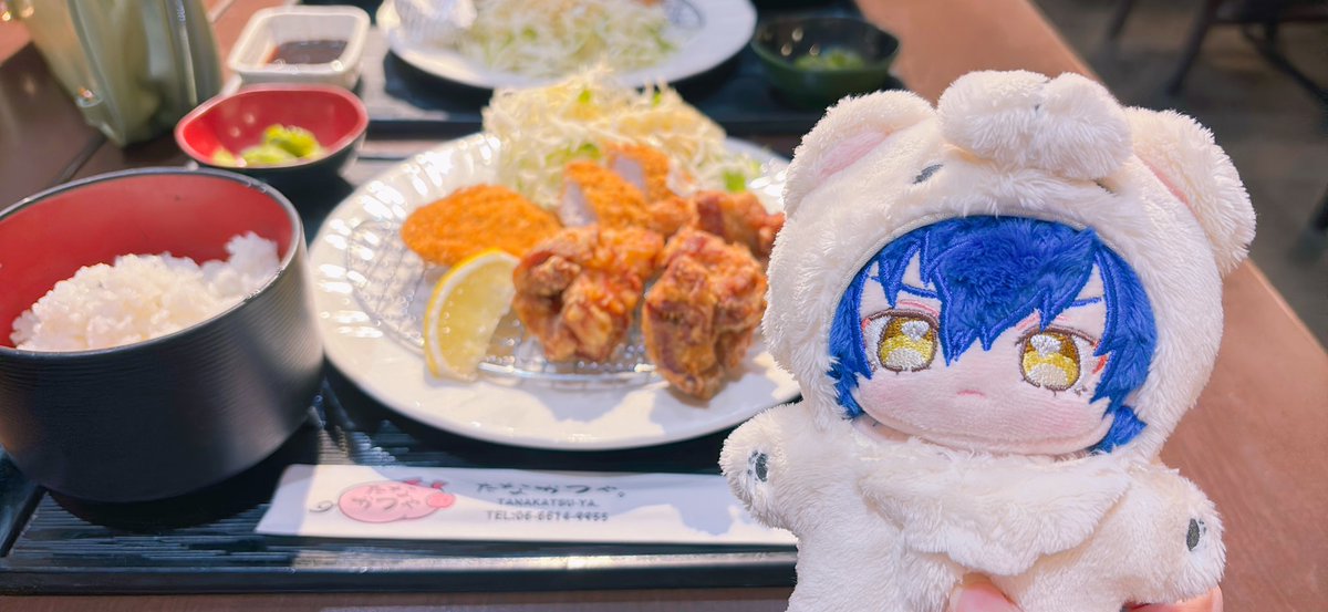 昨日は、キッチンカーの𝗖𝗜𝗡𝗡𝗔𝗠𝗢𝗡に行けたので、EdenとKnightsのフレーバーティー購入しました☺️オリジナルドリンクは残念ながら炭酸だったので、断念😣💦
あと、このりっちゃんのフラスタがメリーゴーランドみたいに回ってて凄すぎて感動しました🥹✨️

お昼は、トンカツと唐揚げ食べた！