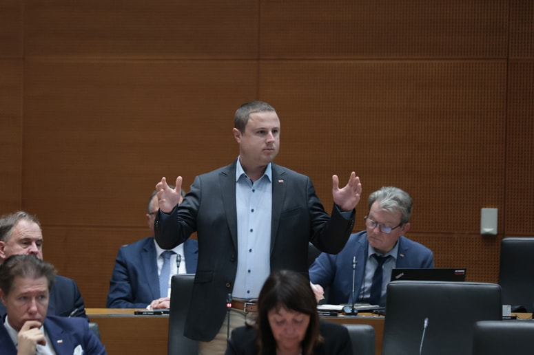 vecer.com/slovenija/zan-…... To so ljudje, ki nam bodo vodili državo. "Špica" kulture in bontona, ki tepta tudi figuro predsednice republike in to s kvalifikacijami, ki ne sodijo niti v gostilno. Baje bo prav tale "šimpatiko" prevzel SOVO. Uboga Slovenija!🥴🤮