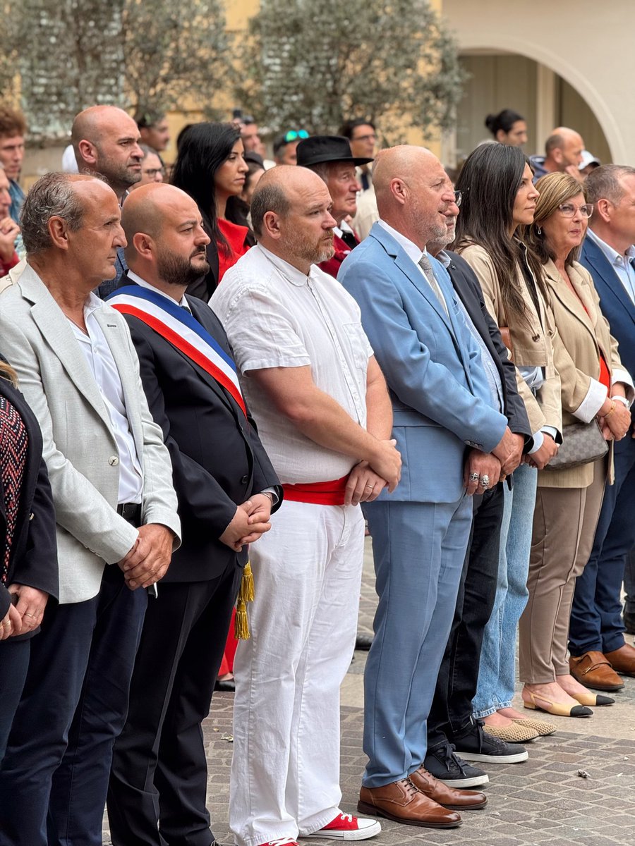 david_rachline's tweet photo. 🔥💃En ce dimanche, j’assiste à la bénédiction du feu et à la danse de la souche, sur le parvis de la Cathédrale Notre-Dame, dans le cœur historique de Fréjus.

À cette occasion, les autorités civiles et militaires sont saluées par le Général de #Bravade, dans une belle atmosphère de #tradition et de partage. 🔴⚪️