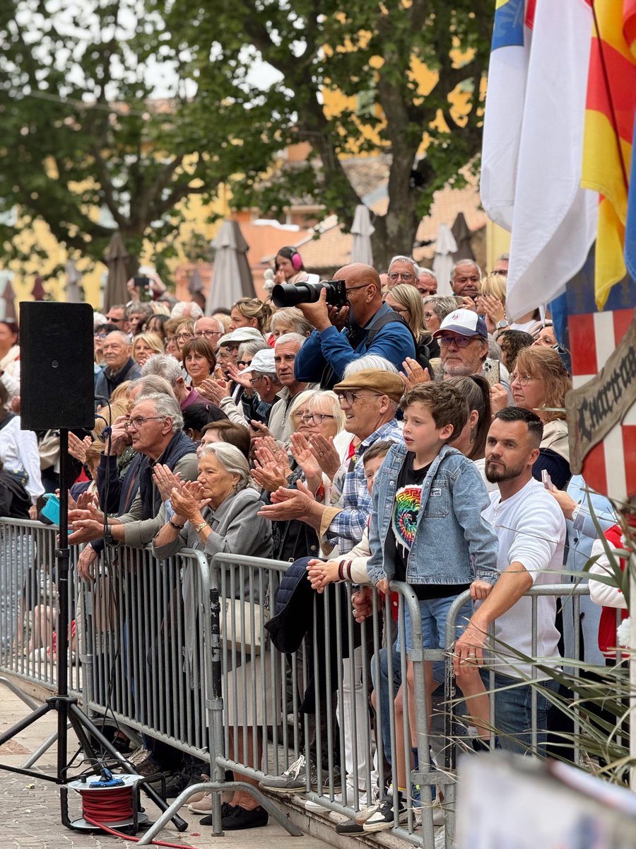 david_rachline's tweet photo. 🔥💃En ce dimanche, j’assiste à la bénédiction du feu et à la danse de la souche, sur le parvis de la Cathédrale Notre-Dame, dans le cœur historique de Fréjus.

À cette occasion, les autorités civiles et militaires sont saluées par le Général de #Bravade, dans une belle atmosphère de #tradition et de partage. 🔴⚪️