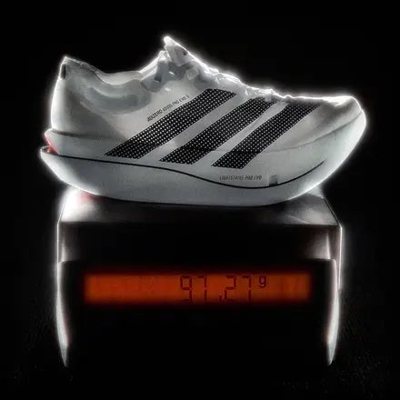 hamano0124's tweet image. adidasさんは8年前にヴェイパーフライに対抗するために『SUB2』（画像1枚目）を販売してちょっと黒歴史気味だったのが、今や本当にSUB2の足元を支えるシューズ、『adizero evo 3』（画像2枚目）にまで進化させたのはファンとして嬉しい限りです^_^
#adidas