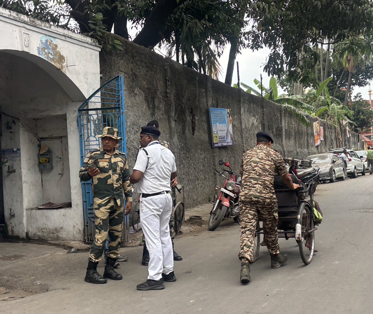 Plchakraborty's tweet image. Humanity above all — a #CRPF jawan steps in to help a specially-abled person cross the road. 💛

Location: Kolkata