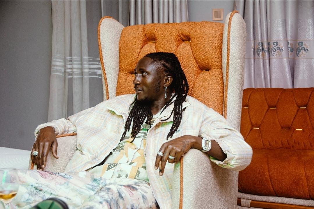 ZizaBafanaUg's tweet photo. The industry is getting crowded, but there's a difference between being famous and being impactful. I see the games being played, but I’m staying in my own lane. Quality over hype, every single time. 🦅🔥

NEW MUSIC OUT #OmwanaWabandi Ft @kingsaha_256 https://t.co/GN5Ozkvcnl https://t.co/kryGkzsOy3