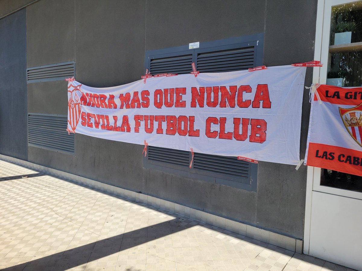 A los sevillistas desplazados a Pamplona, estamos en la calle Pablo Antoñana, Bar Inicio.

Os animamos a pasar la previa aquí para ir todos juntos hacia el estadio.