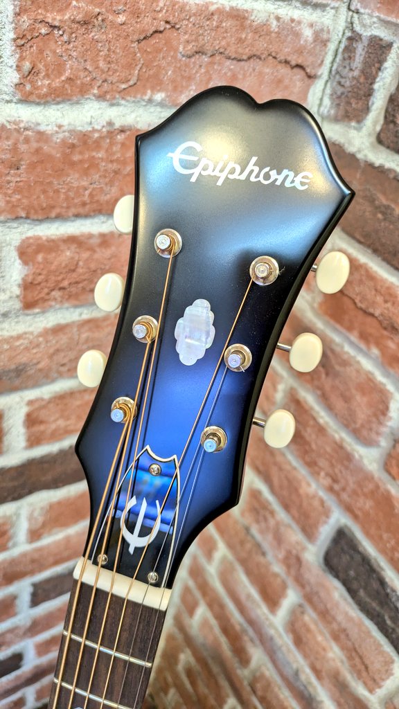 「あなたはこのギターを知っていますか？」

Gibson J45と同サイズのボディにJ200と同じロングスケールを併せ持つギター「Epiphone FT-79 TEXAN」‼️

✅️ikebe-gakki.com/Form/Product/P…

こちらはオール単板仕様のMasterbilt TEXANのFCAカラー‼️
ハリのあるサウンドと熱いルックスが🙆

#epiphone
#秋葉原