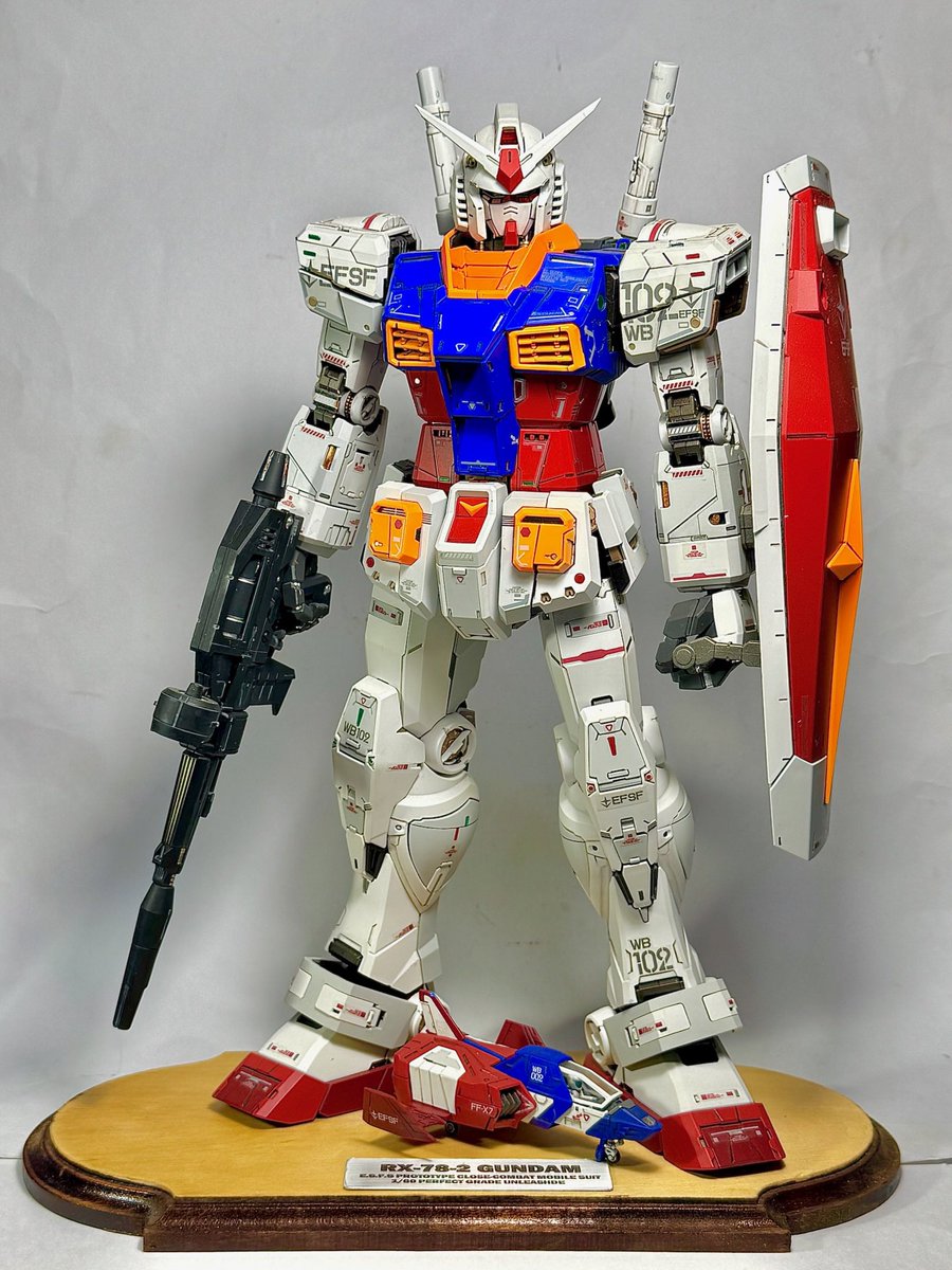 takerus3's tweet photo. #灰音シャルグレード
初めましてこんにちは。1/60PGUファーストガンダムです。内部骨格を含め全塗装してあります。またLEDを仕込んでいるのでカメラアイやビームサーベルがヒカリます😊 https://t.co/4MjBOeuZGK