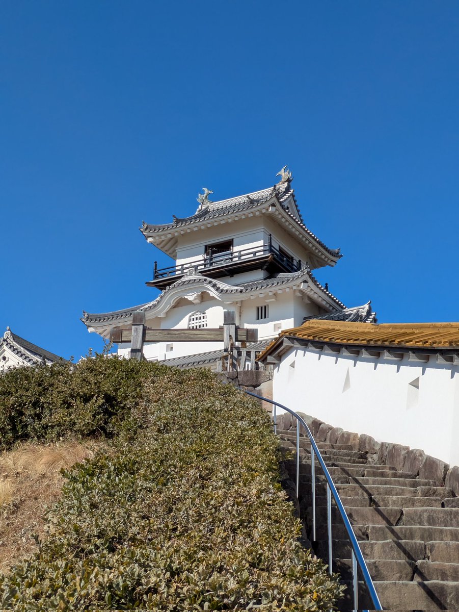nekokoba421's tweet photo. #さすがに城好きなら住んでる県の城15箇所以上言えるよな

掛川城
駿府城
浜松城
諏訪原城
横須賀城
田中城
久野城
久能山城
二俣城
鳥羽山城
宇津山城
小山城
佐久城
千頭峯城
井伊谷城

　今回は登城したことあるお城だけを挙げてみました。高天神城や興国寺城とか行きたいな https://t.co/MdpLIR5UXc