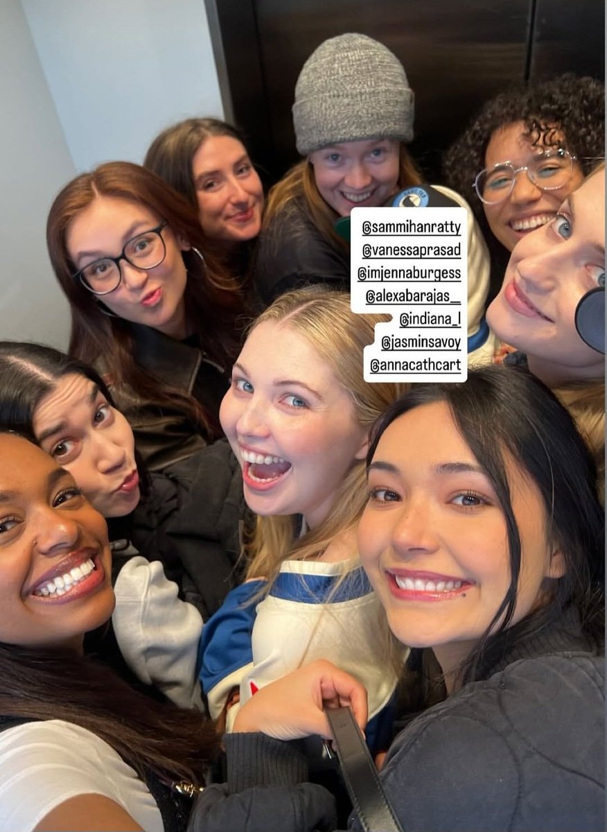 acervobuzz's tweet photo. THE YELLOWJACKETS CAST (part of it) https://t.co/iXvNTxED6Z