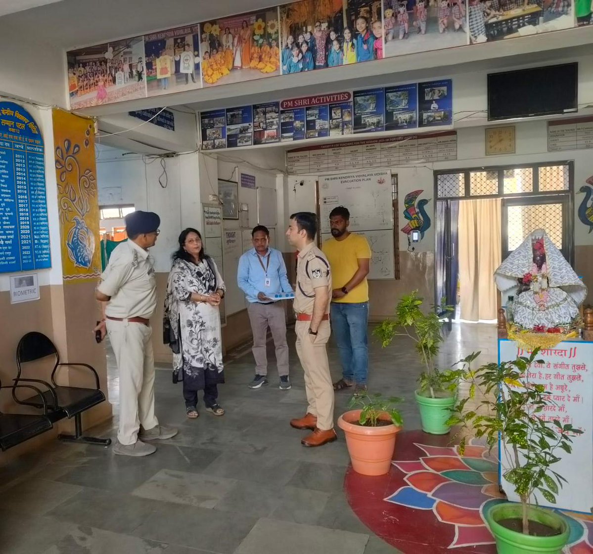 sp_vidisha's tweet image. #NEET (UG) 2026 परीक्षा को शांतिपूर्ण व निष्पक्ष रूप से संपन्न कराने हेतु एसपी विदिशा ने परीक्षा केंद्रों का निरीक्षण कर सुरक्षा व्यवस्था का जायजा लिया।इस दौरान पर्याप्त पुलिस बल, महिला स्टाफ, सशस्त्र जवान, #CCTV निगरानी एवं सघन चेकिंग सहित कड़े सुरक्षा इंतजाम के निर्देश दिए।