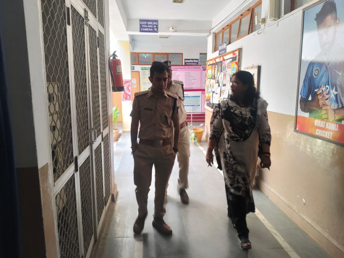 sp_vidisha's tweet image. #NEET (UG) 2026 परीक्षा को शांतिपूर्ण व निष्पक्ष रूप से संपन्न कराने हेतु एसपी विदिशा ने परीक्षा केंद्रों का निरीक्षण कर सुरक्षा व्यवस्था का जायजा लिया।इस दौरान पर्याप्त पुलिस बल, महिला स्टाफ, सशस्त्र जवान, #CCTV निगरानी एवं सघन चेकिंग सहित कड़े सुरक्षा इंतजाम के निर्देश दिए।