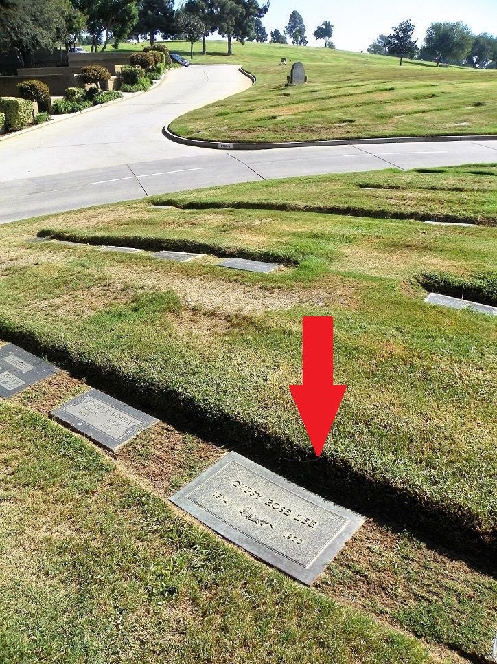 RIPTFF's tweet image. #RIP #OTD in 1970 burlesque entertainer, stripper, vedette, actress, author (her memoir was adapted into the 1959 stage musical Gypsy), playwright, Gypsy Rose Lee died of lung cancer in Los Angeles, aged 59. Inglewood Park Cemetery in Inglewood, California thefinalfootprint.com/2026/04/26/day…