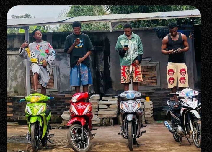 HÃR DËY BÜSY tweet media