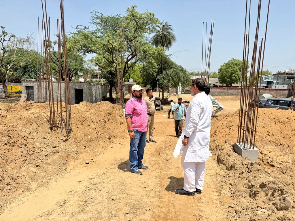 Aftabnuh's tweet photo. 📍 गवर्नमेंट सीनियर सेकेंडरी स्कूल उदाका:

इस स्कूल को कुछ समय पूर्व हमने अपग्रेड कराया था, काफ़ी संघर्ष के बाद अब स्कूल बिल्डिंग बन रही है जिसका आज हमने निरीक्षण किया। उम्मीद है कि बहुत जल्द छात्रों और शिक्षकों को नई ईमारत मिलेगी जिसका उन्हें लंबे समय से उन्हें इंतजार था।

शिक्षा की गुणवत्ता के लिए हम लगातार प्रयासरत हैं और हर मुमकिन कोशिश कर रहे हैं।