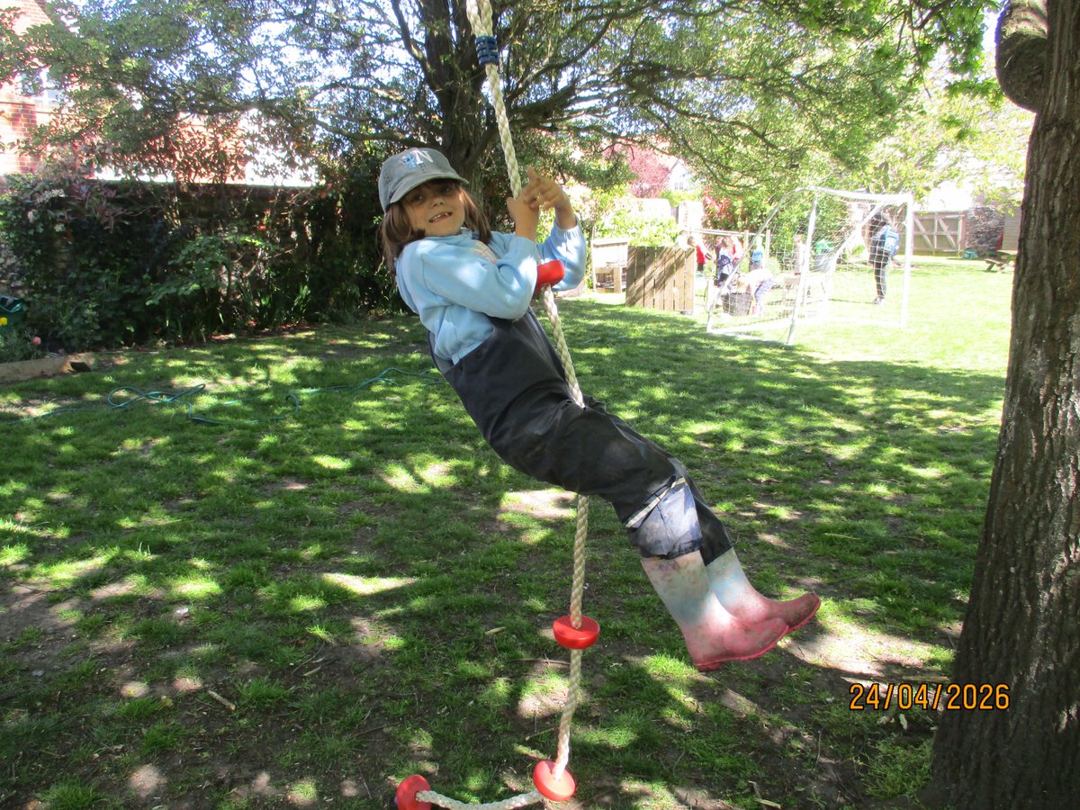InfantSandwich's tweet image. Badgers enjoyed their forest school session in the sunshine on Friday afternoon, playing together and exploring the garden. @AquilaTrustUK 
#forestschool #collaboration #KS1 #funinthesun #swingingintotheweekend