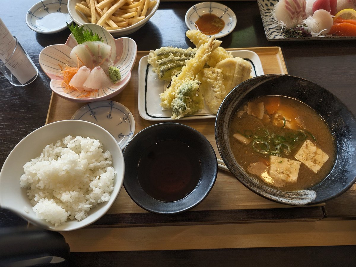 トモ tweet media