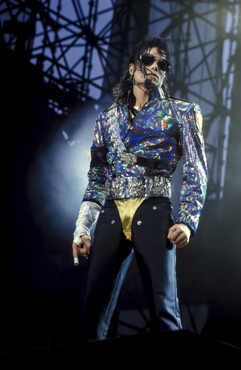 "MICHAEL": OLTRE 5 MILIONI DI € IN ITALIA, RECORD IN USA E N° 1 IN 64 PAESI

Sabato 25 aprile 2026, nei cinema italiani, il film <a href="/michaelmovie/">Michael</a> ha incassato 1.985.446 €, con 234.450 biglietti venduti in 623 cinema e una media ingressi di 376 spettatori per struttura.

Nel