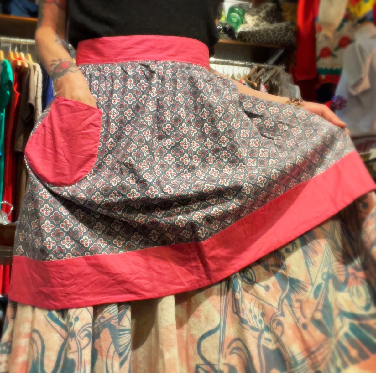 HONEY_BOP's tweet image. 🧺🌷🧺🌷🧺
『1950-60’s Pink &amp;amp; Gray Floral Cotton Apron』
honey-bop.com/?mode=cate&amp;amp;cbi…
🎨HONEY BOP🎨
🛒 honey-bop.com
名古屋市中区大須2-7-46-2F
☎︎ 052-253-6637
📩 honey_bop@opal.plala.or.jp
#honeybop #antique #40s #50s #60s #vintageclothing #vintagefashion #vintagestyle