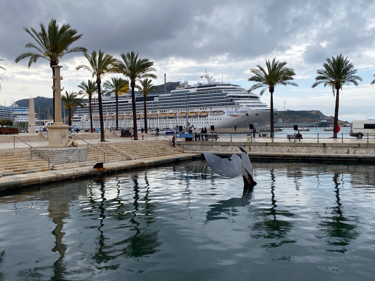 Gerald1064's tweet photo. Hoy al bajar de casa en el puerto de Cartagena me he dado de bruces con el crucero Costa Favolosa. Estoy impaciente por embarcar. Fiordos Noruegos y Escocia. Muy pronto en #CostaFavolosa https://t.co/NDYbENj2u8