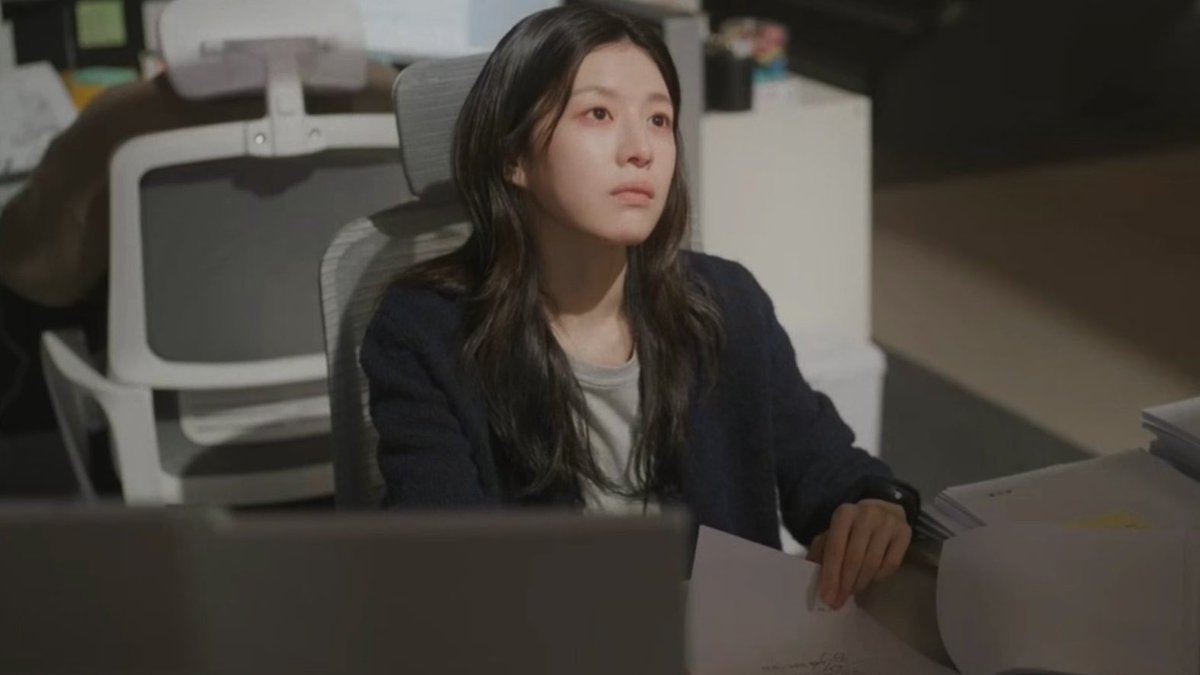 loverdramas's tweet photo. 날씨를 만들어드립니다

“쇳덩이 같은 우울함에 짓눌려 일어나 앉을 수도 없을 때, 간절히 원했던 건 날씨였습니다”

“하늘에 구름이 떠 있고, 바람이 불고, 나뭇잎이 흔들리는 한, 세상은 망하지 않은 겁니다”

“떨어지는 낙엽을 잡으면 행운이 온답니다. 잡은 행운을 토스해 드립니다” https://t.co/rB222bfUk5