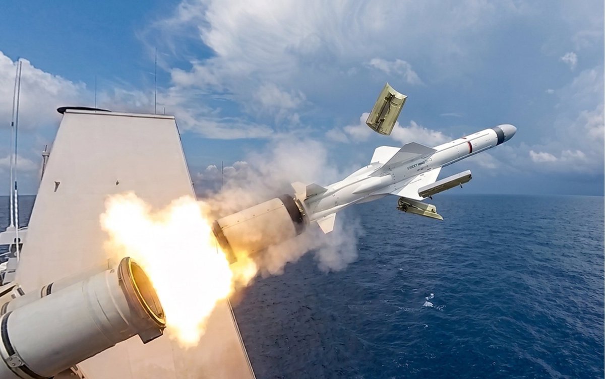 MilitaryObs_ID's tweet image. Exocet MM40 Block 3 yang diluncurkan KRI GNR 332