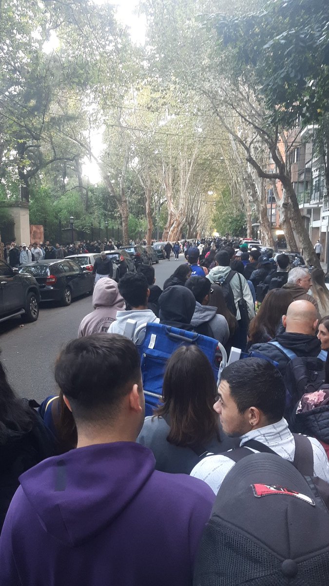 EN EL LUGAR DE LOS HECHOS ✅  (me quedan 8 cuadras de fila)