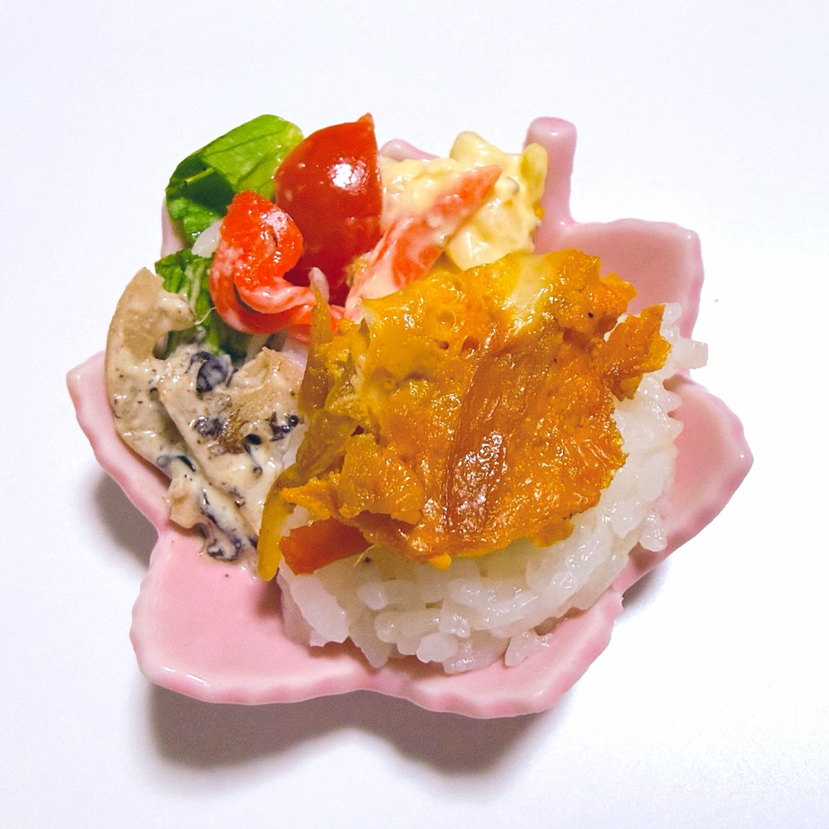 さらだ
とまと
れんこんさらだ
まかろにさらだ
ぶたかつにめし

“ヤツら”のめし。「くえ！」