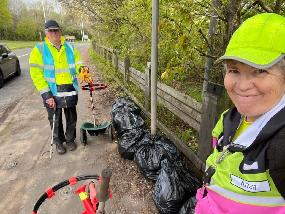 uddlitterpick's tweet image. Monday saw Karen &amp;amp;Neil out - Adhoc pick
Unloved wooded area at Bellshill roundabout. 
This is the last pick as the vegetation &amp;amp; hazards are growing fast. 
Total for off season 62 bags last 7 bags today. 
Thanks NLC for the pick up

#MakingADifference