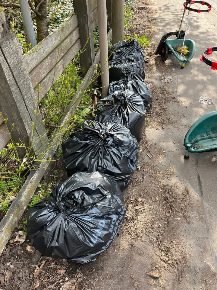 uddlitterpick's tweet image. Monday saw Karen &amp;amp;Neil out - Adhoc pick
Unloved wooded area at Bellshill roundabout. 
This is the last pick as the vegetation &amp;amp; hazards are growing fast. 
Total for off season 62 bags last 7 bags today. 
Thanks NLC for the pick up

#MakingADifference