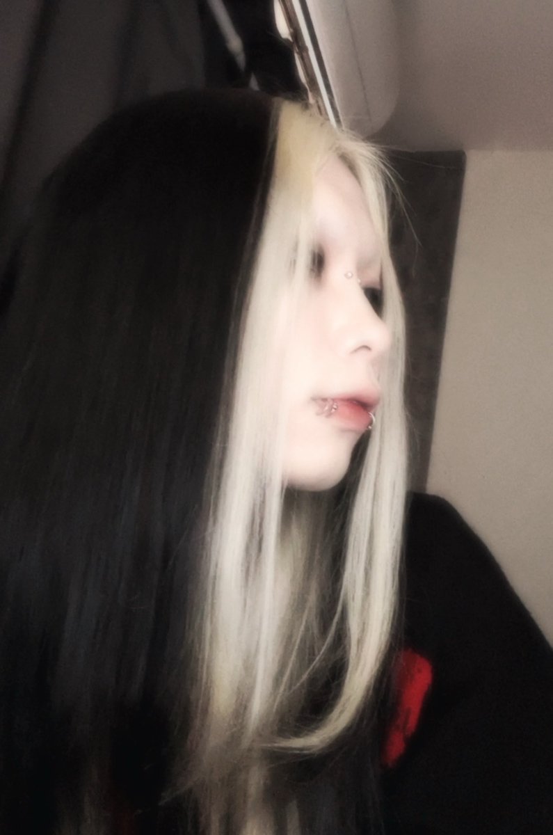 afterpillkill's tweet photo. 夏、ロン毛死にそう。てかロン毛淘汰される https://t.co/8I3iCilP3B