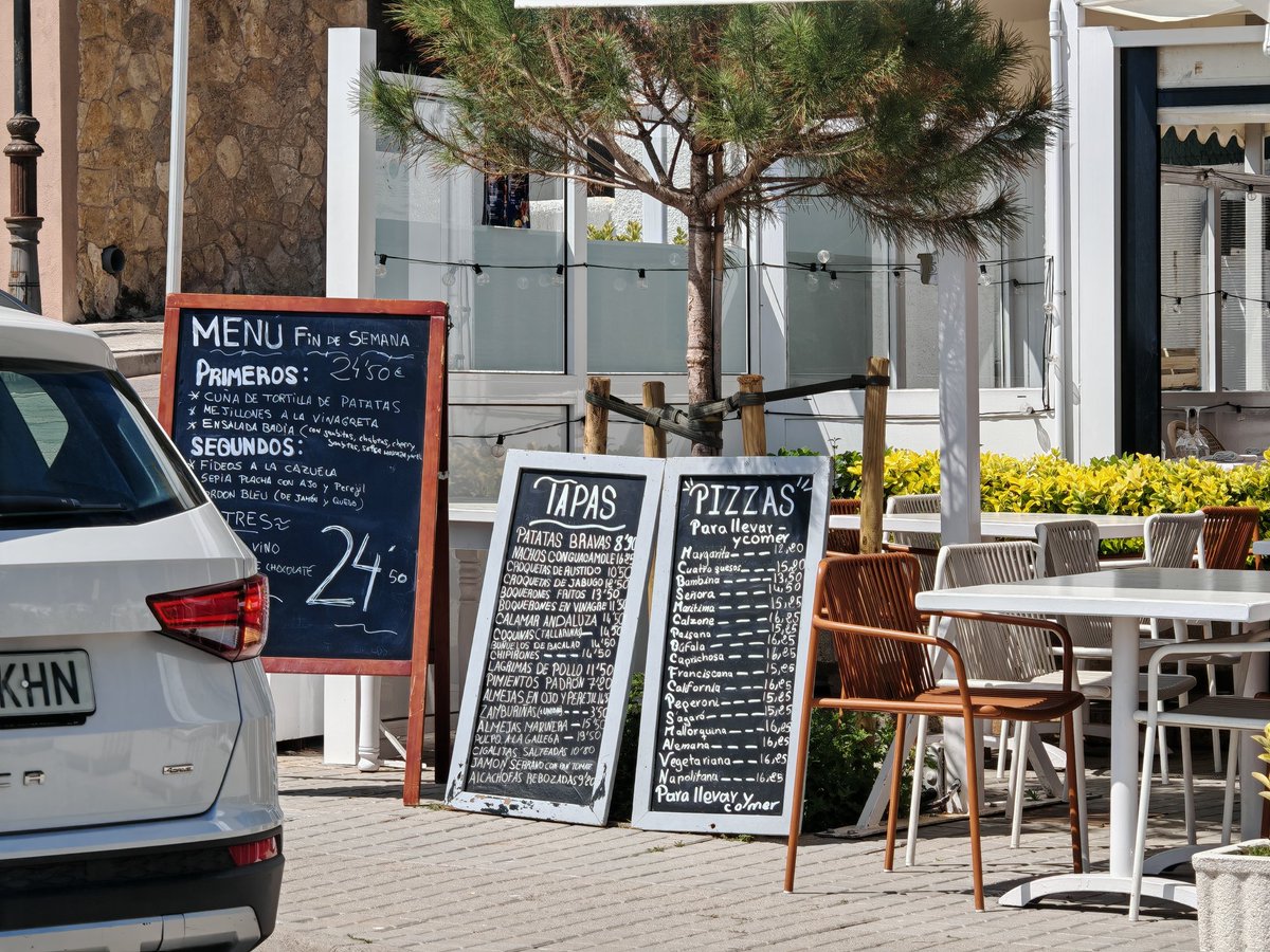 girona2k9's tweet image. @Guixols #BaixEmporda #CostaBrava Veiam sí es fan complir les normatives de retolat al públic de bars i restaurants. Increïble q no estiguin en català i castellà si més no. Incompleixen: Llei 1/1998 del 7 de gener, de política lingüística.