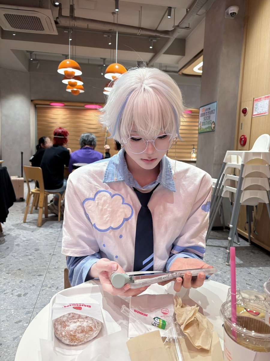 아기토끼 코스하고 아기토끼님 방송 보는 중