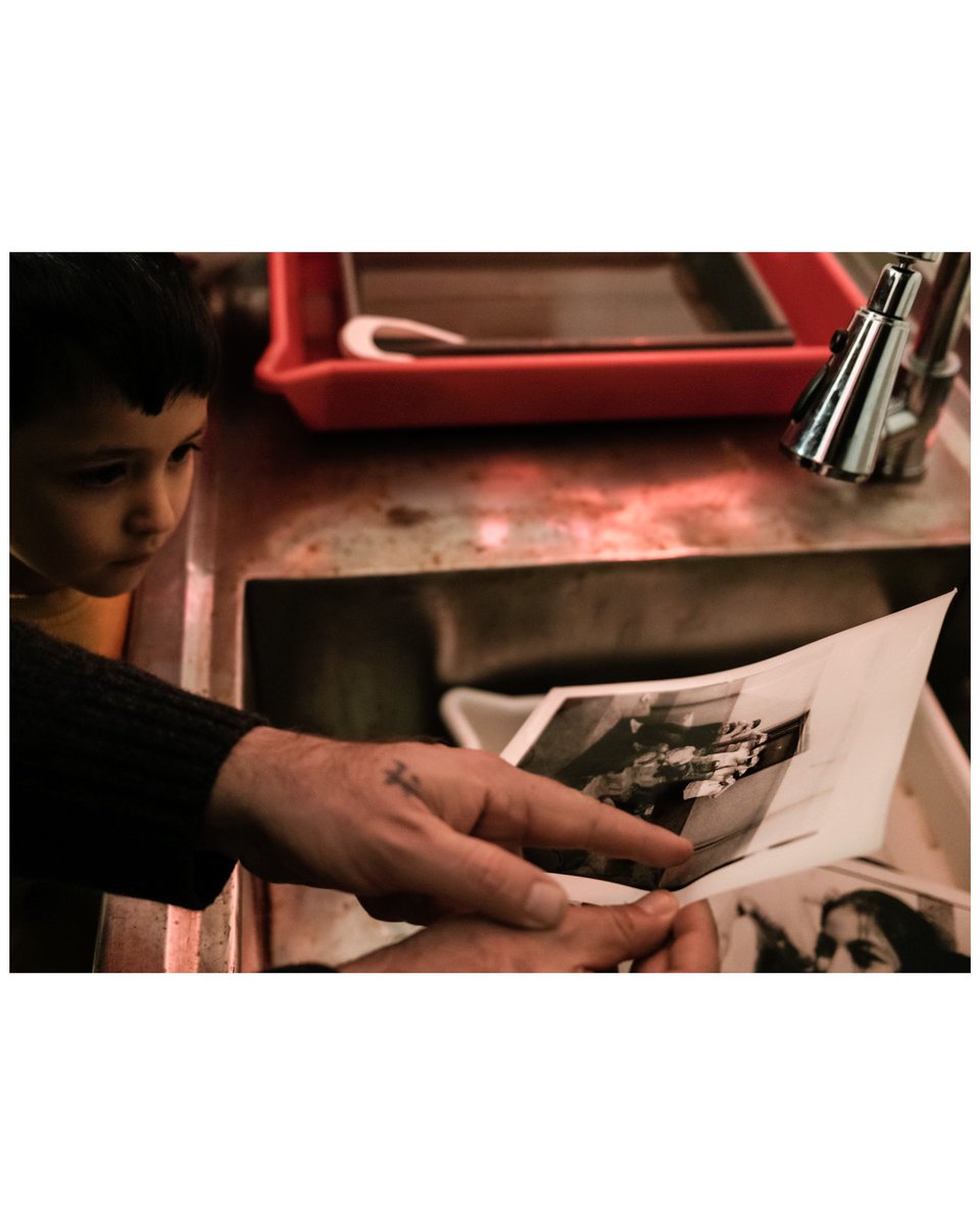 muratt_kocabas's tweet photo. Fotohane Darkroom (@fotohanedarkroo) is a workshop in Mardin that introduces children to the art of photography, aiming to create a space where they can express themselves, and operating on a voluntary basis.

https://t.co/hG8hYWtuFq

© Murat Kocabas for @faynstudio https://t.co/C9ID7mCSOj