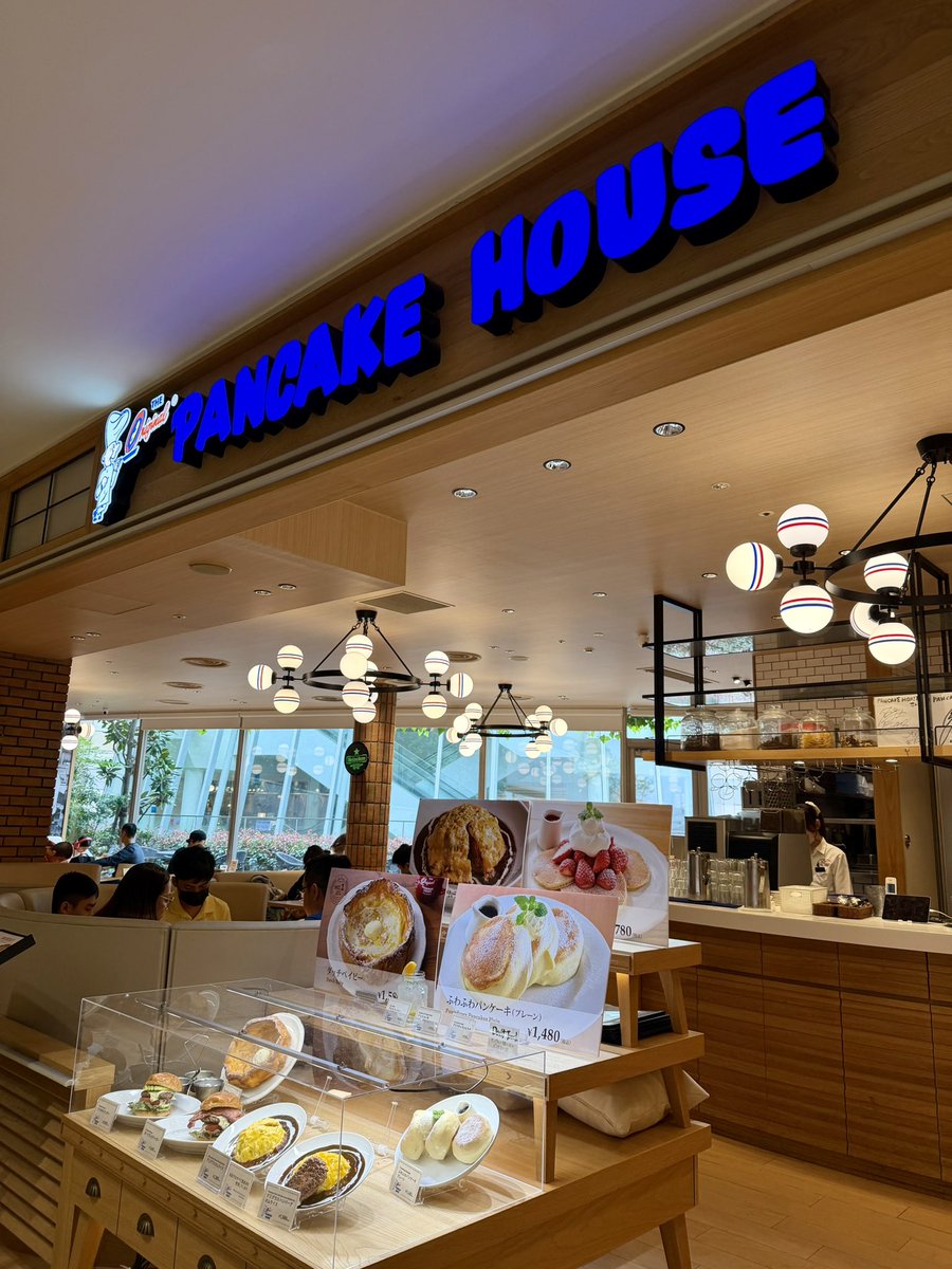 dashi_tsukkomi's tweet image. なんばパークスのオリジナルパンケーキハウスで、パンケーキ、スフレパンケーキ、ダッチベイビーを食べながらミーティング！ポートランドの本店に行ったのが懐かしい✨ #パンケーキ　#pancakes   #osakajapan #konamonsweets