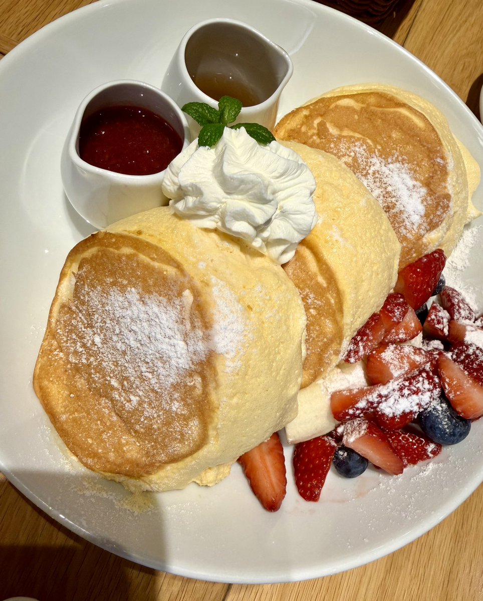 dashi_tsukkomi's tweet image. なんばパークスのオリジナルパンケーキハウスで、パンケーキ、スフレパンケーキ、ダッチベイビーを食べながらミーティング！ポートランドの本店に行ったのが懐かしい✨ #パンケーキ　#pancakes   #osakajapan #konamonsweets