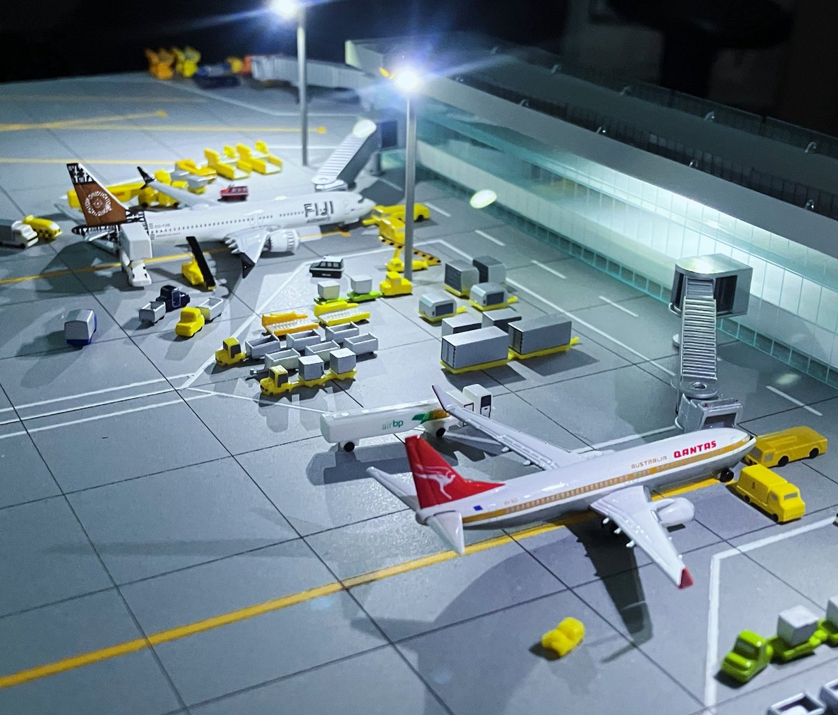 新ターミナルとエプロン運用開始
ボーディングブリッジでナンディとブリスベンからの到着便を迎え入れる