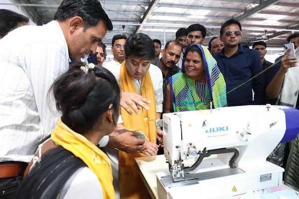 InvGurInd's tweet image. Jyotiraditya Scindia inaugurates Adani Vikas Kendra to boost women`s livelihoods in MP`s Shivpuri district

investmentguruindia.com/newsdetail/jyo…

#Industry @AdaniOnline  @gautam_adani  @JM_Scindia  #AdaniVikasKendra #Manufacturing  #Investmentguruindia