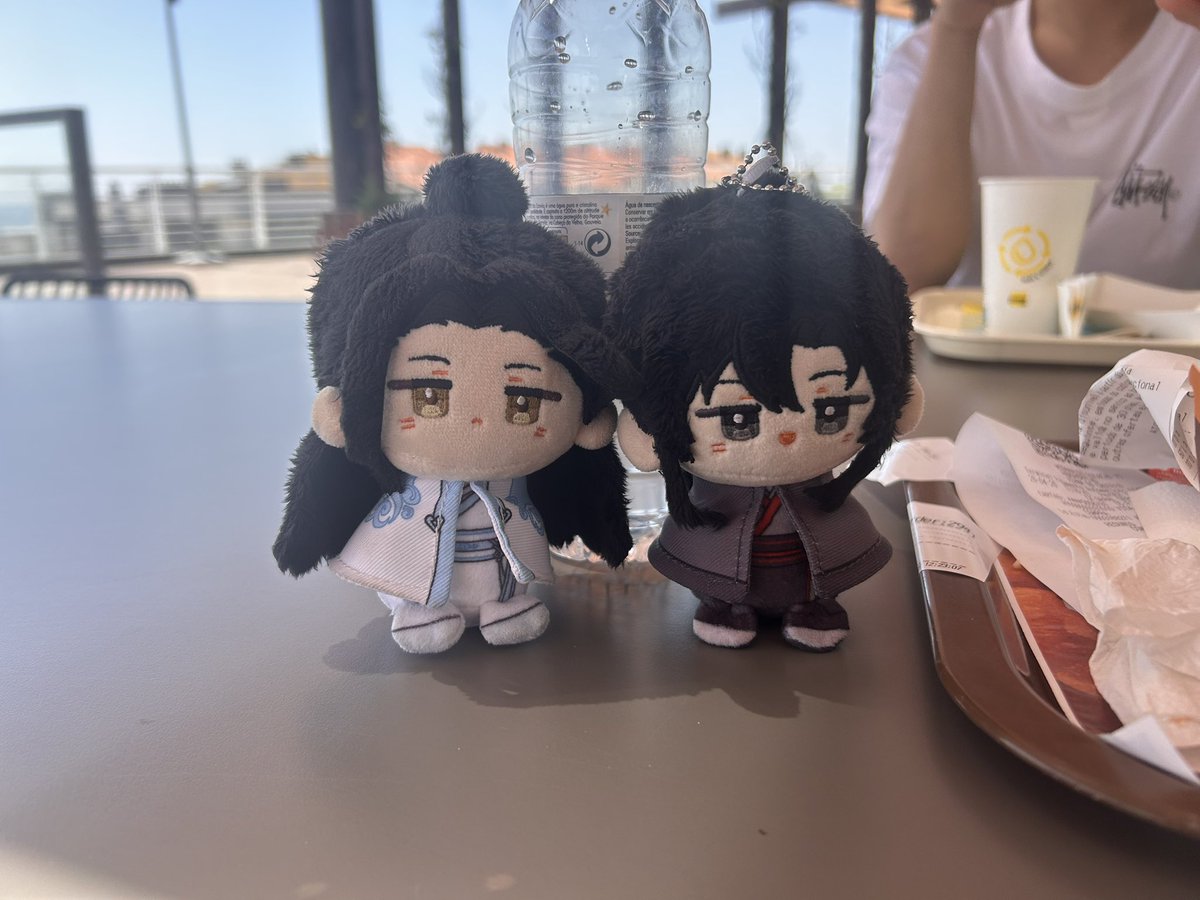 digitaldoIl's tweet photo. eating mcdonalds with my babies 😋😋 https://t.co/RxfZ2lpKJj