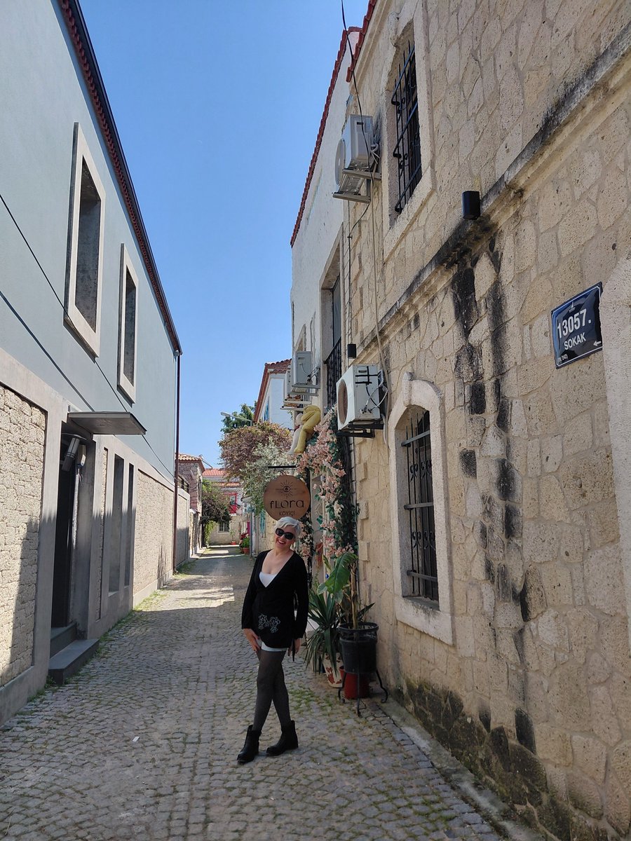 Telphoussa's tweet photo. Uzun zaman önce gitmiştim Alaçatı'ya. Her sokağında bir mekan var artık ve insan kalabalığı ki ben sezon dışında yine çok kalabalık olmadan turladım. Bana sorarsanız eğer o eski sakin zamanları ve o güzel yapılara dokunulmamış hali daha güzeldi. Neyse, anıları yad etmiş olduk. 🤍 https://t.co/b77cS6Ia6m