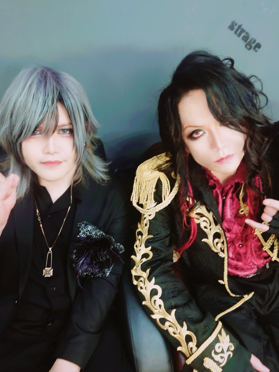 ALMEGA_MAMI's tweet photo. 昨日は改めてありがとうございました！
そして師匠おめでとうございました！

師匠とHIDE-ZOUさんと神崎さんと！
なんとHIDE-ZOUさんとご一緒は9年ぶりでした感慨深い…

2ショット撮影してくれた皆もありがとます！待受にすると宝くじ当たります💰

今度は師匠とおベース弾けたらなと思います😇ﾁﾗｯ https://t.co/VftxUOXnyb
