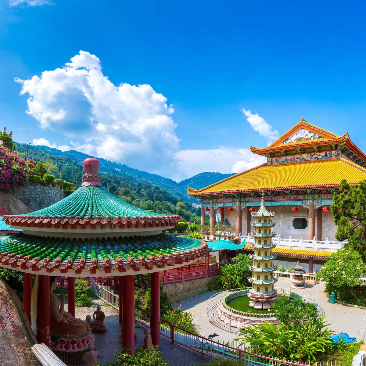 birdieescapes's tweet image. Set your sights on the East! 🌏 Navigate through Shanghai, venture in Hong Kong, take in the culture of Malaysia, or cruise Japan and South Korea. Are you ready for the journey of a lifetime? Explore Asia onboard one of Royal Caribbean’s showstopping ships! #RoyalCaribbean