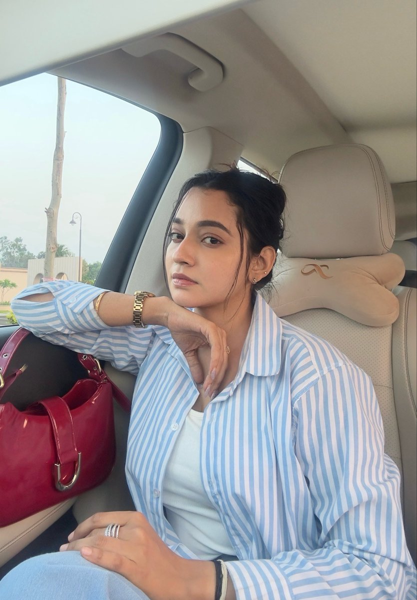 abarnathi21's tweet image. Mind in the clouds 🌥️🩵🧿

#abarnathi #lookoftheday #vibe #selfie #longdrive