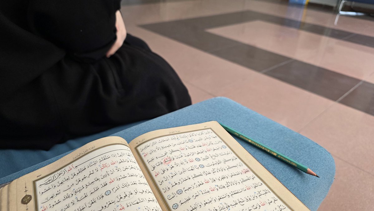 _esyan's tweet photo. şu dünyadaki şifâlardan biride cıksız hafız dersi dinlemek. sayfalar su gibi aziz olmuş akıyor âdeta maşallah, var mı bundan güzel bir nimet bilemiyorum. rabbimin seçilmiş kulları "gönül hayran olupdur" size https://t.co/D5fKb65Qhh